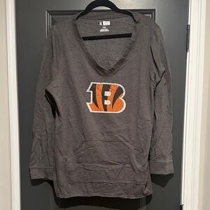 NFL Women’s Cincinnati Bengals Gray V-Neck Pullover with Team Logo